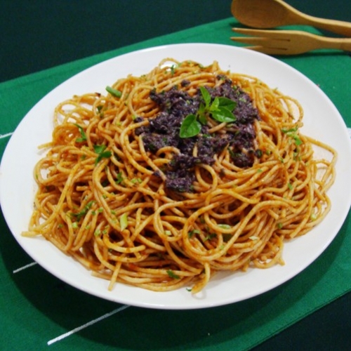 Salada de macarrão ao tapenade de azeitonas e tomates Abima